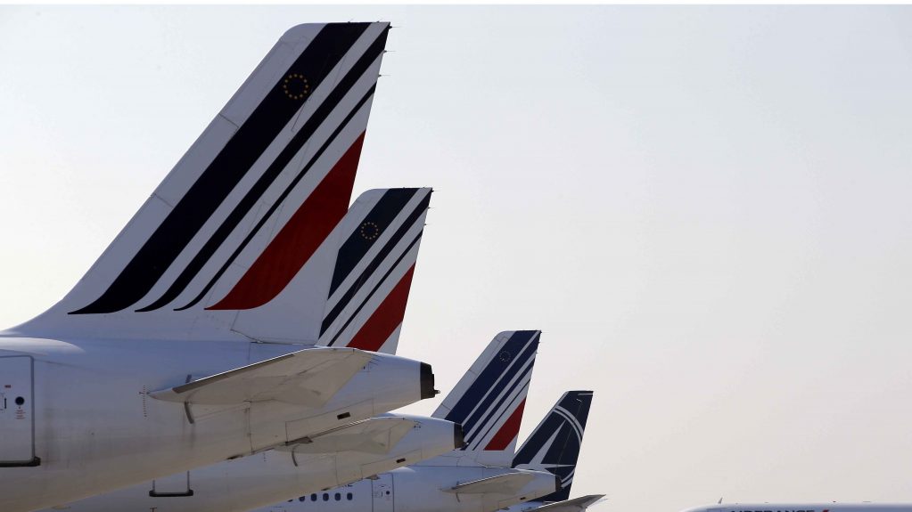 aerolineas piden de rodillas la ayuda de sus pasajeros