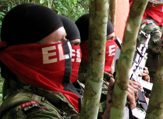 Guerrillas desplazan a familias en frontera con Colombia