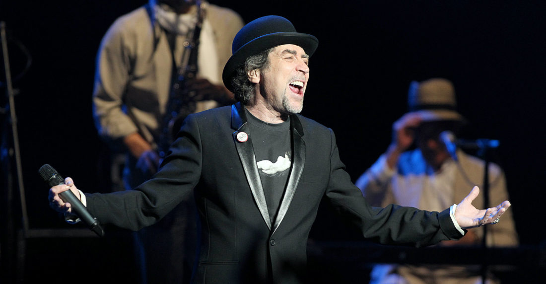 Joaquín Sabina sale en camilla de concierto tras caída del escenario