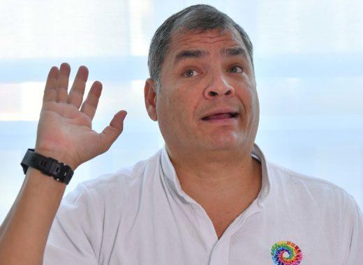 Fiscalía de Ecuador suspende juicio contra Correa