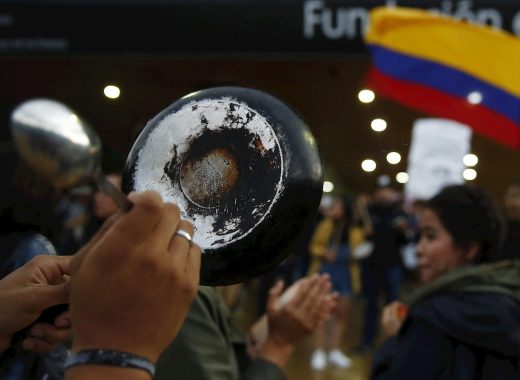 Vecinos en Bogotá evitan saqueos con cuchillos y palos