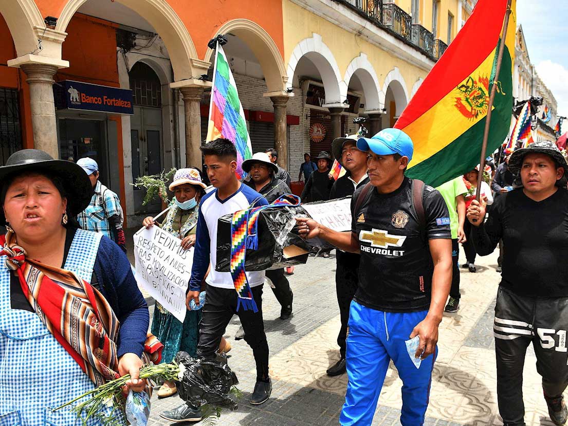 Ciudadanos marchan este sábado para condenar y pedir justicia por las muertes ocasionadas tras los disturbios de ayer con las fuerzas del orden, en Cochabamba (Bolivia).