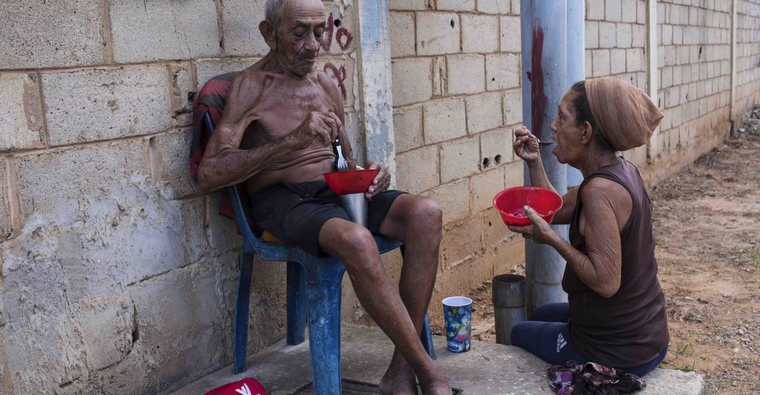 Maracaibo, Venezuela, el 19 de noviembre del 2019. La anciana pareja sobrevive gracias a la caridad ajena.