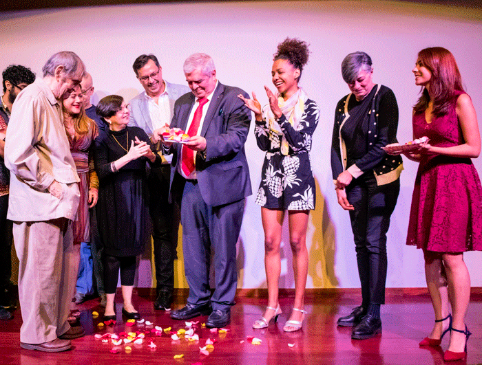 Presentan libro de ganadores de concurso en honor al poeta Rafael Cadenas. Foto: AFP