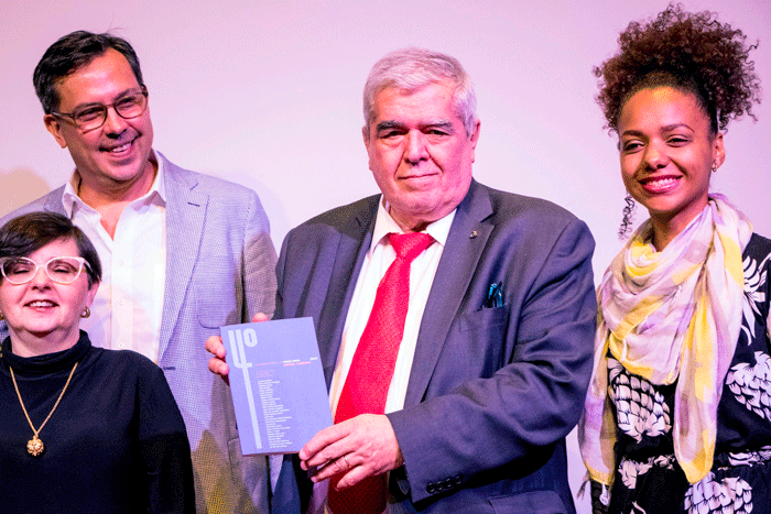 Presentan libro de ganadores de concurso en honor al poeta Rafael Cadenas. Foto: AFP