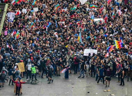 Chilenos acuerdan plebiscito para nueva constitución