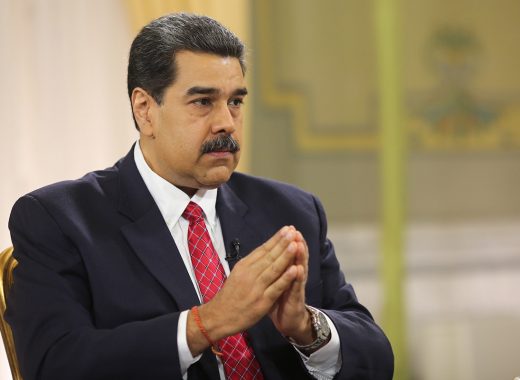 Maduro no descarta expulsar a embajador francés por recibir a Guaidó