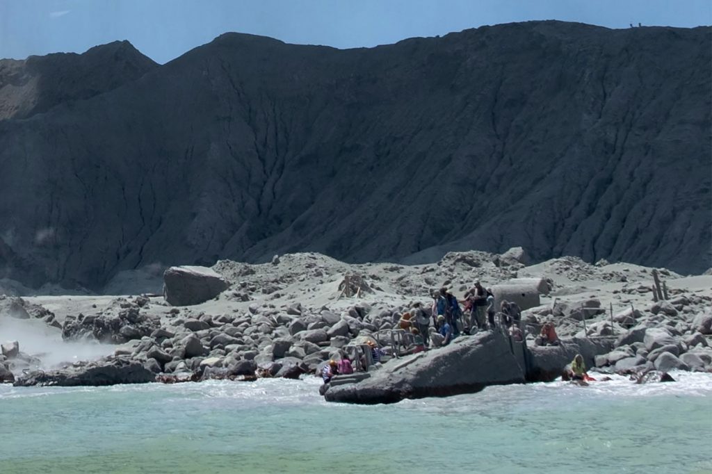 Nueva Zelanda sufre erupción de volcán que dejó 16 muertos