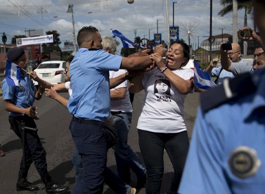 Golpean a opositores y periodistas en protesta contra Daniel Ortega