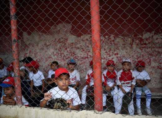 Cuna de beisbolistas venezolanos lucha por sobrevivir