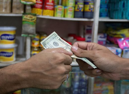 Ecoanalítica: 64% de las transacciones en Venezuela son en divisas