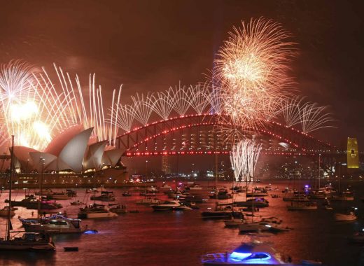 Sidney saluda a 2020 con humo y fuegos artificiales
