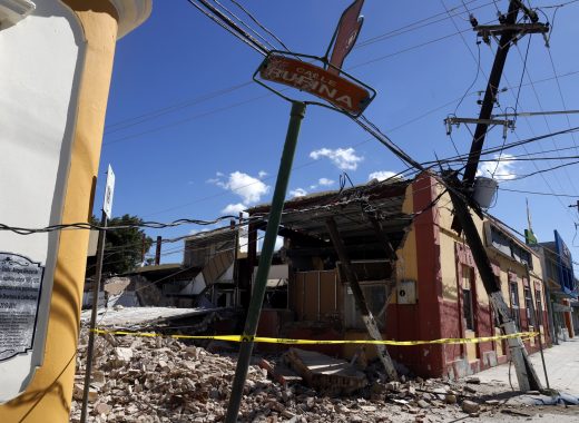 Puerto Rico empieza a restablecer servicios tras cadena de temblores