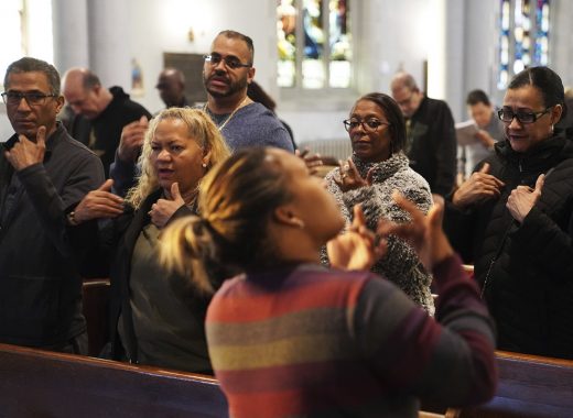 Hispanos sordos tienen su iglesia en Nueva York