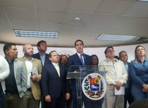 Guaidó busca apoyo y dice que defenderá su cargo en la AN