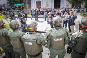 Guardias afuera de la Asamblea Nacional, instrumentos de censura del régimen de Maduro