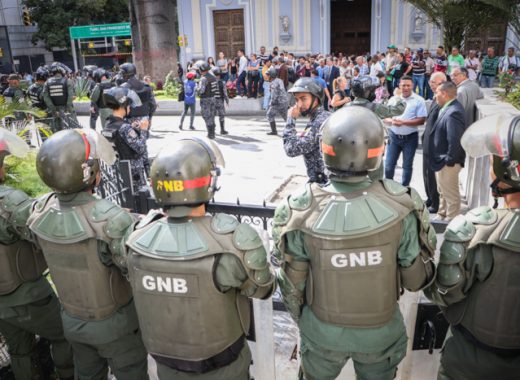 Guardias afuera de la Asamblea Nacional, instrumentos de censura del régimen de Maduro