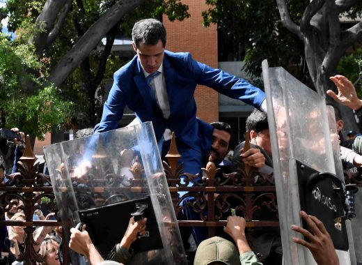 Guaidó intenta entrar al Palacio Federal Legislativo donde sesiona la Asamblea Nacionalel 5 de enero