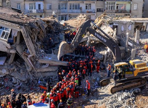 Sigue la búsqueda de sobrevivientes en Turquía tras fuerte terremoto
