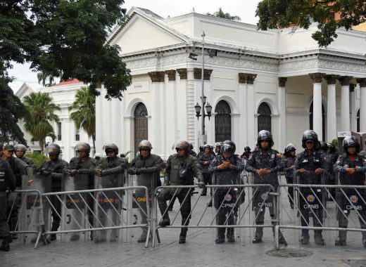 Uniformados de Maduro cierran accesos a la AN