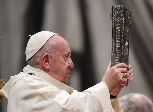 Papa se disculpa de "perder la paciencia" con fiel insistente