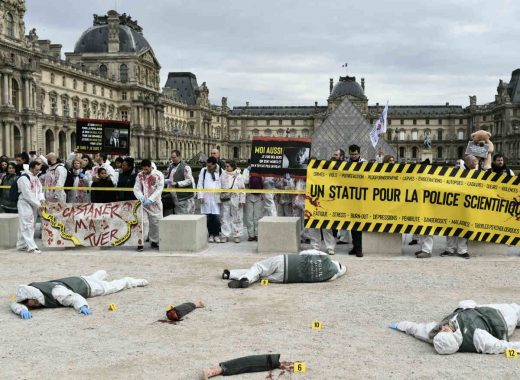 Huelguistas bloquean ingreso a Museo del Louvre