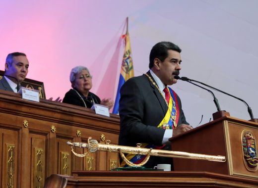 Maduro decreta venta de petróleo, gasolina y pagos de servicios en Petros