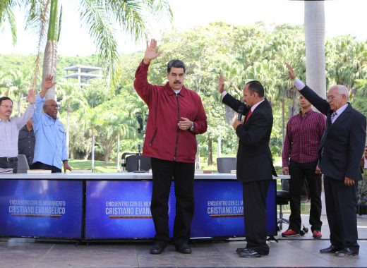 Maduro pesca apoyo entre comunidades evangélicas