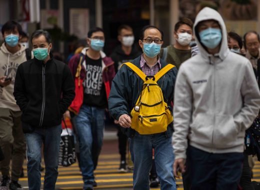 En Hong Kong las personas usan mascarillas contra el coronavirus de Wuhan