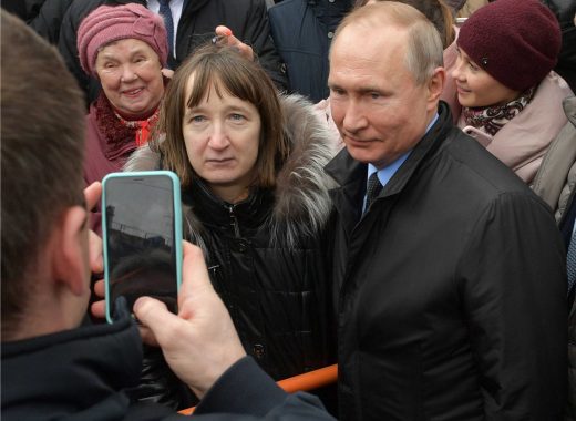 Mujer increpa a Putin por bajo nivel de vida en Rusia