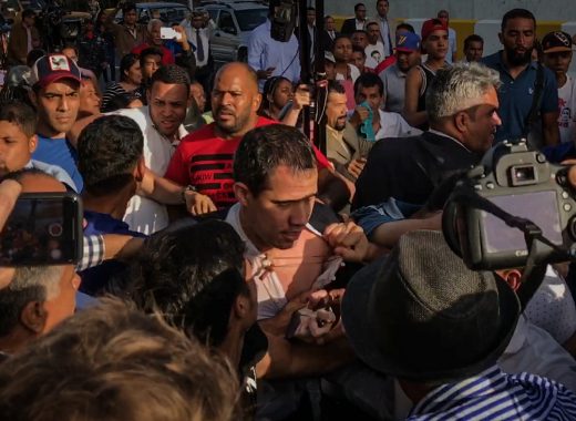Entre gritos y empujones Juan Guaidó llegó a Venezuela