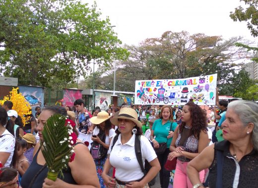 Colegios de Sucre y Chacao inician Carnaval con colorido desfile