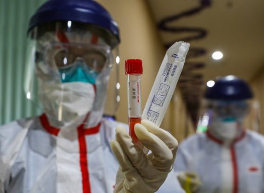 Más ciudades chinas en cuarentena ante incremento de muertes por coronavirus