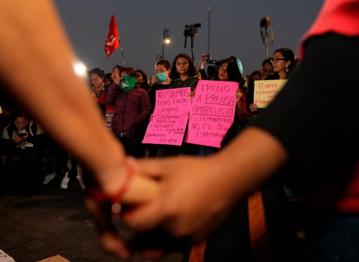 "López Obrador, feminicida", gritan las mexicanas frente al Palacio Nacional