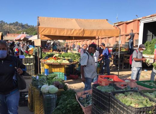Mercados municipales amanecen abastecidos en medio de la cuarentena
