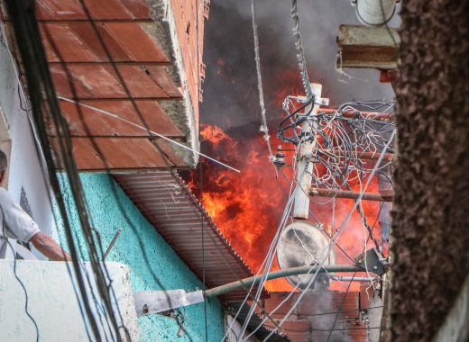 Reportan incendio dentro de una vivienda en el barrio Chapellin en Caracas