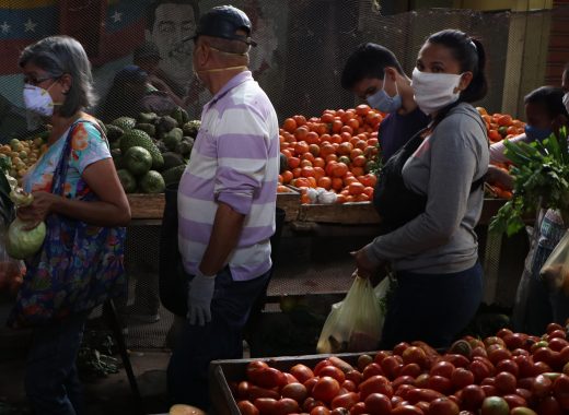 Venezolanos rompen la cuarentena y salen a comprar comida
