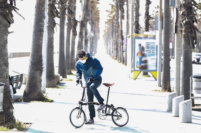 Una persona monta en bicicleta en el paseo marítimo de Barcelona, este martes, cuando se cumple el decimo día del estado de alarma decretado por el Gobierno por la pandemia de coronavirus. EFE/Alejandro García