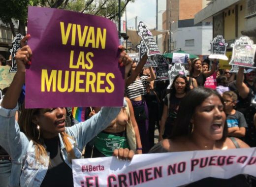 Activistas marchan en Caracas en el Día Internacional de la Mujer