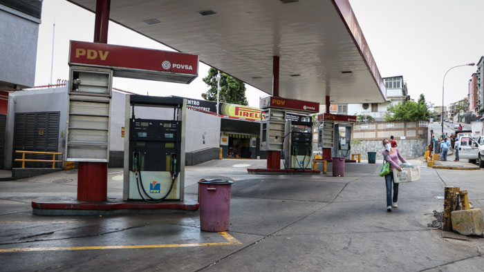 Venezuela en cuarentena: Largas colas para surtir gasolina