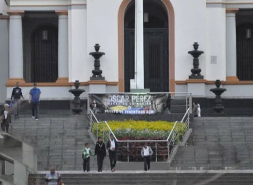 Pancartas en apoyo a Óscar Pérez amanecen en el Panteón Nacional