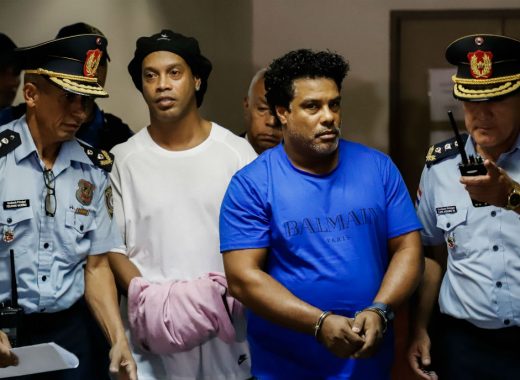 Ronaldinho continúa encarcelado tras rechazo de fianza