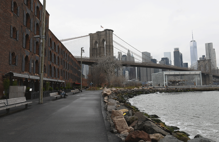 El puente de Brooklyn en Nueva York. Desolado por el coronavirus. AFP