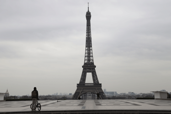 La Torre Eiffel, uno de los monumentos más visitados del mundo. Sin turistas, pero con coronavirus. Foto: AFP
