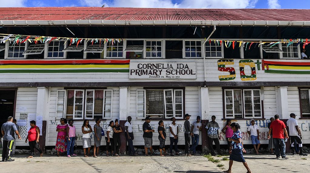 Rumores de fraude elevan tensión en elecciones generales en Guyana