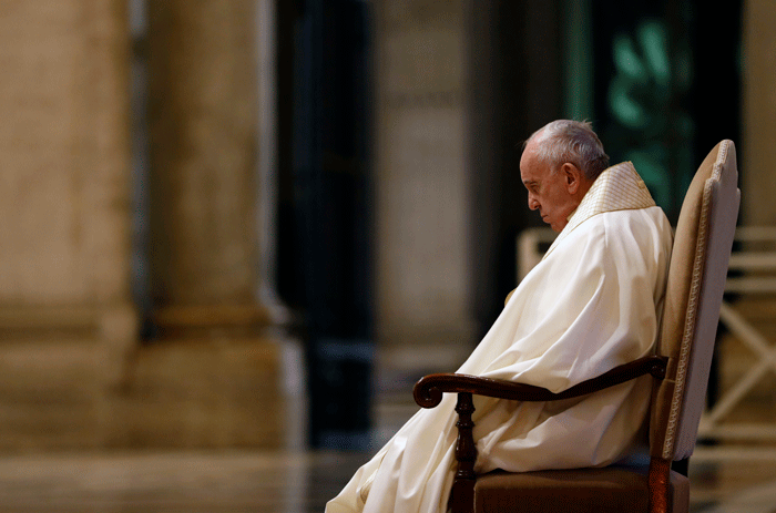 Papa critica a quien negocia con necesitados durante la pandemia