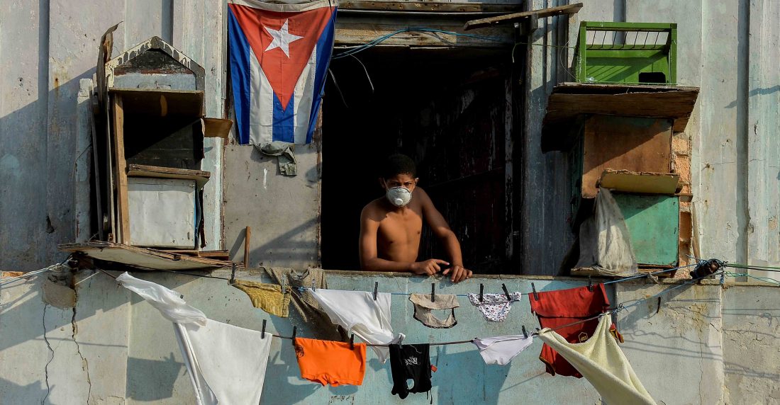 El dilema del cubano: ¿Hacer la cola del pollo o protegerse del coronavirus?