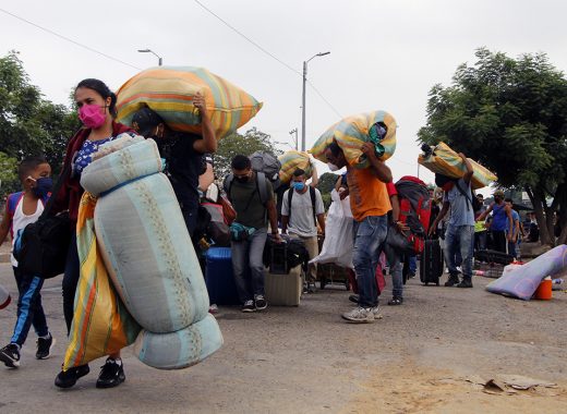 Gobierno de Maduro niega haber cerrado el paso de migrantes desde Colombia