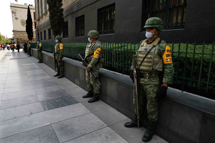 Militares mexicanos patrullan con tapabocas para prevenir el coronavrus. Foto: AP