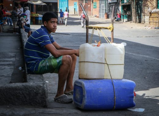 Venezolanos peregrinan para obtener agua